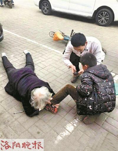 杵拐杖老人碰瓷，杵拐杖老人碰瓷视频